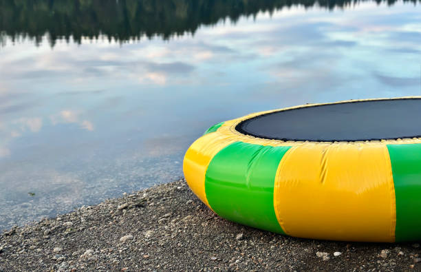 un trampoline aquatique se trouve au bord de l’eau près de shelton, washington - washington state coastline beach waters edge photos et images de collection