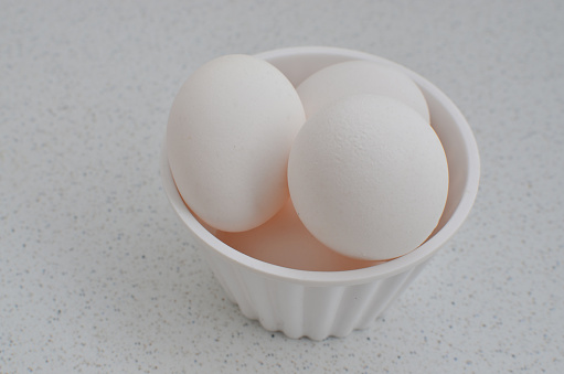 Close-up of fresh white eggs, symbol of healthy food. Perfect for a balanced and nutritious diet, also representing a healthy diet rich in proteins.