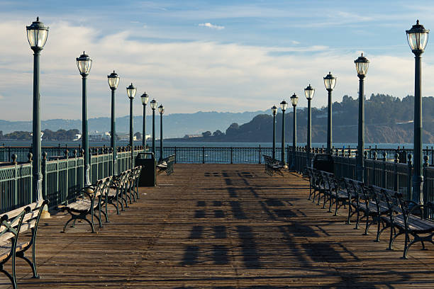 muelle tranquilo en la bahía-fondo con espacio de copia - pier seven fotografías e imágenes de stock