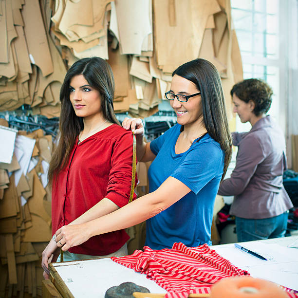 vestido com - installing glasses cheerful small business - fotografias e filmes do acervo