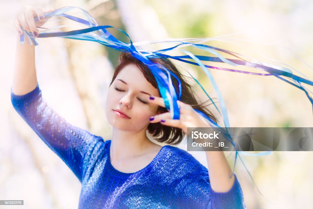 Chica joven con cintas en el viento, disfrutando - Foto de stock de 20 a 29 años libre de derechos