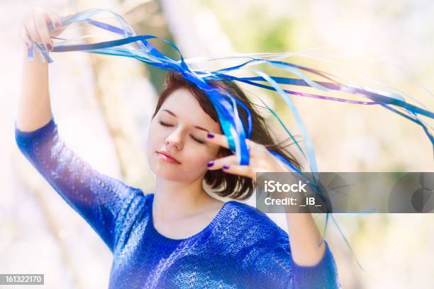 Chica Joven Con Cintas En El Viento Disfrutando Foto de stock y más banco de imágenes de 20 a 29 años - 20 a 29 años, Adulto, Adulto joven