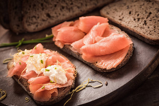 sandwich au saumon fumé - smoked salmon salt healthy lifestyle cold photos et images de collection