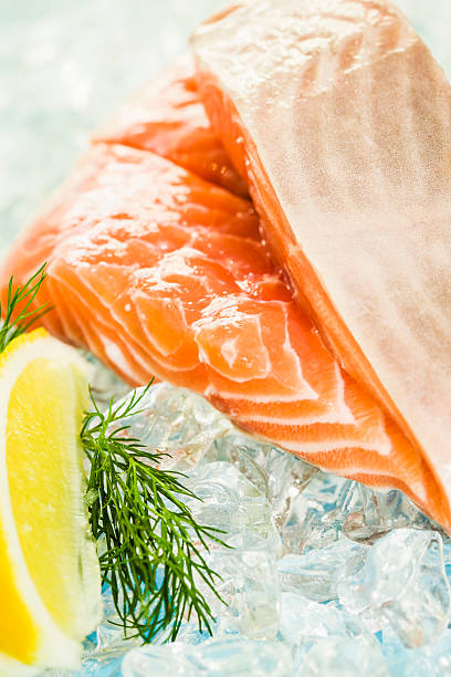 лосось - freshness seafood crushed ice salmon стоковые фото и изображения