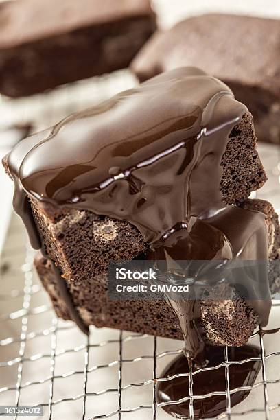 Brownies Z Sos Czekoladowy - zdjęcia stockowe i więcej obrazów Brownie - Deser - Brownie - Deser, Sos czekoladowy, Bez ludzi