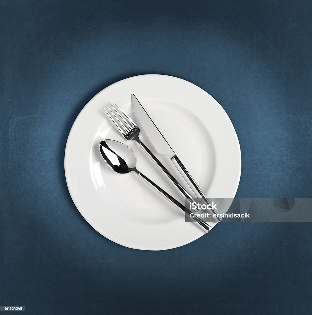 Ложка, вилка и нож на столе ужин пластинкой - Стоковые фото Вилка роялти-фри