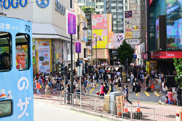 menschen auf überfüllter straße im stadtteil causeway bay, hongkong - hong kong billboard asia china stock-fotos und bilder