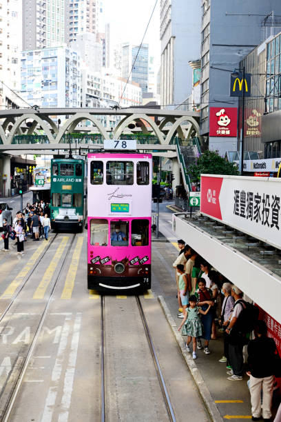 sentiero del tram di causeway bay in strada di hong kong - cable car railroad track creativity tramway foto e immagini stock