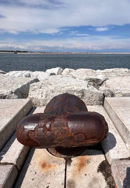 chioggia sottomarina ao lado da ilha pellestrina e o projeto de inundação mose na lagoa veneza veneza veneto - dam venice italy mediterranean sea italy - fotografias e filmes do acervo