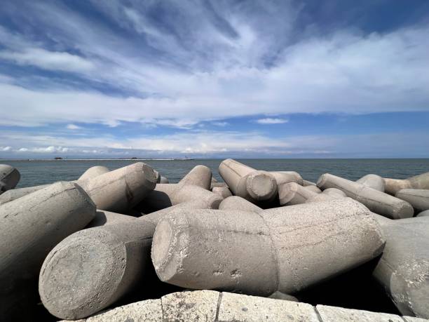 chioggia sottomarina ao lado da ilha pellestrina e o projeto de inundação mose na lagoa veneza veneza veneto - dam venice italy mediterranean sea italy - fotografias e filmes do acervo