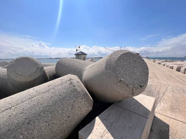 chioggia sottomarina ao lado da ilha pellestrina e o projeto de inundação mose na lagoa veneza veneza veneto - dam venice italy mediterranean sea italy - fotografias e filmes do acervo