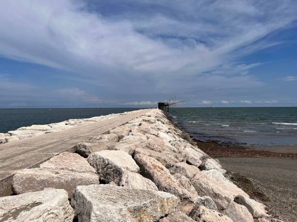 chioggia sottomarina ao lado da ilha pellestrina e o projeto de inundação mose na lagoa veneza veneza veneto - dam venice italy mediterranean sea italy - fotografias e filmes do acervo