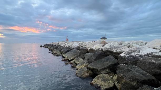 chioggia sottomarina ao lado da ilha pellestrina e o projeto de inundação mose na lagoa veneza veneza veneto - dam venice italy mediterranean sea italy - fotografias e filmes do acervo