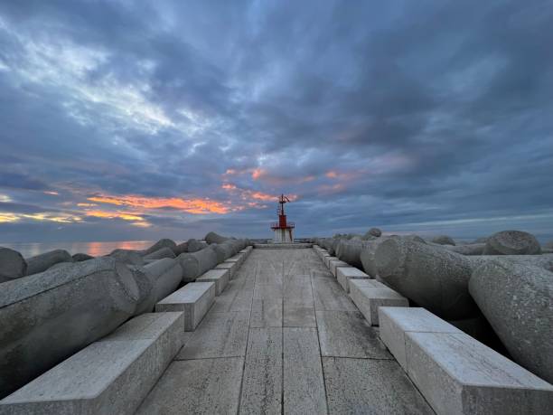 chioggia sottomarina ao lado da ilha pellestrina e o projeto de inundação mose na lagoa veneza veneza veneto - dam venice italy mediterranean sea italy - fotografias e filmes do acervo