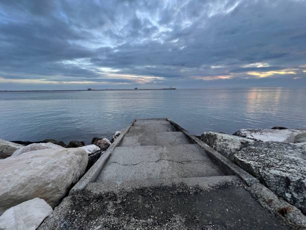 chioggia sottomarina ao lado da ilha pellestrina e o projeto de inundação mose na lagoa veneza veneza veneto - dam venice italy mediterranean sea italy - fotografias e filmes do acervo