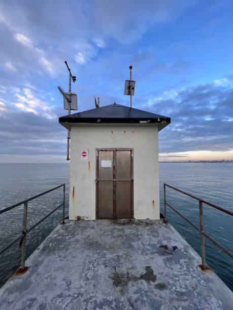 chioggia sottomarina ao lado da ilha pellestrina e o projeto de inundação mose na lagoa veneza veneza veneto - dam venice italy mediterranean sea italy - fotografias e filmes do acervo