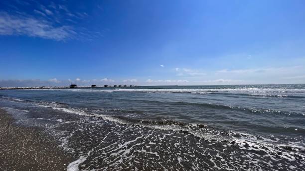 chioggia sottomarina ao lado da ilha pellestrina e o projeto de inundação mose na lagoa veneza veneza veneto - dam venice italy mediterranean sea italy - fotografias e filmes do acervo