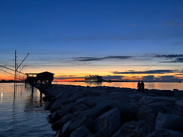 chioggia sottomarina ao lado da ilha pellestrina e o projeto de inundação mose na lagoa veneza veneza veneto - dam venice italy mediterranean sea italy - fotografias e filmes do acervo