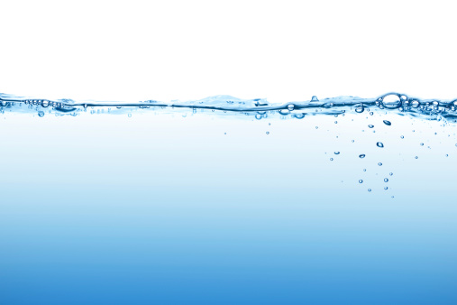 Calma azul superficie del agua con burbujas visto en ángulo bajo photo