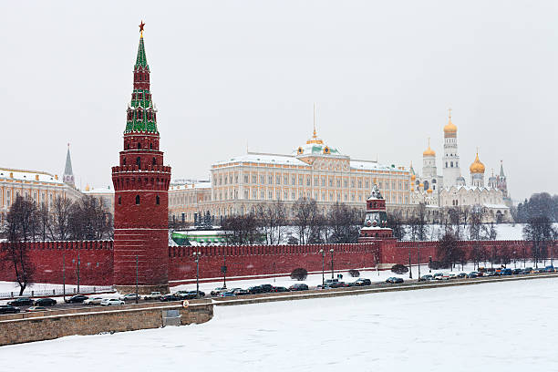 mura del cremlino di mosca in nevicata - moscow russia russia river panoramic foto e immagini stock