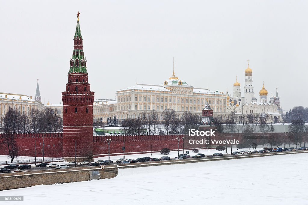 Стены в снегопад Москва Кремль - Стоковые фото Государственный Кремлёвский дворец роялти-фри