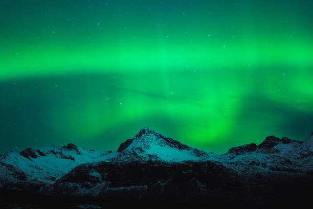 istock Stunning winter landscape with an Aurora Borealis (Northern Lights) display in the night sky 1613457085