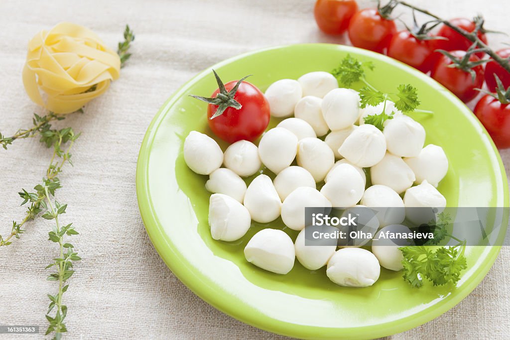 Ballons de mozzarella en plat vert - Photo de Aliment libre de droits