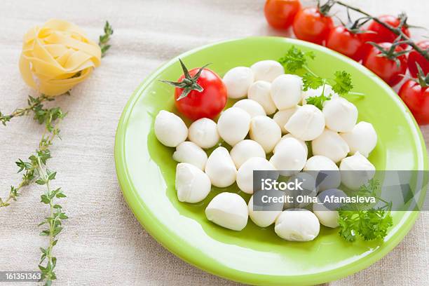 공 Of 모차렐라 치즈 한 버처 보관통 0명에 대한 스톡 사진 및 기타 이미지 - 0명, 건강한 식생활, 구도
