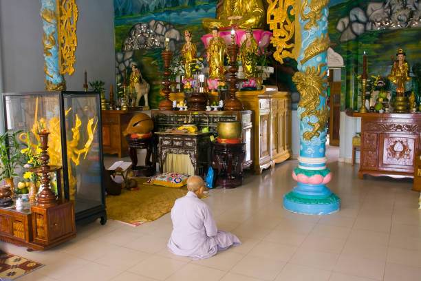 mönch betet im cao dai tempel, tay ninh, vietnam, südostasien - caodaism stock-fotos und bilder