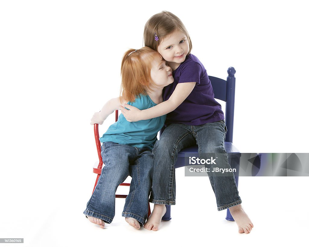 Pessoas reais: Duas irmãs agarrar sentado Rapariga caucasiano em conjunto - Royalty-free 2-3 Anos Foto de stock