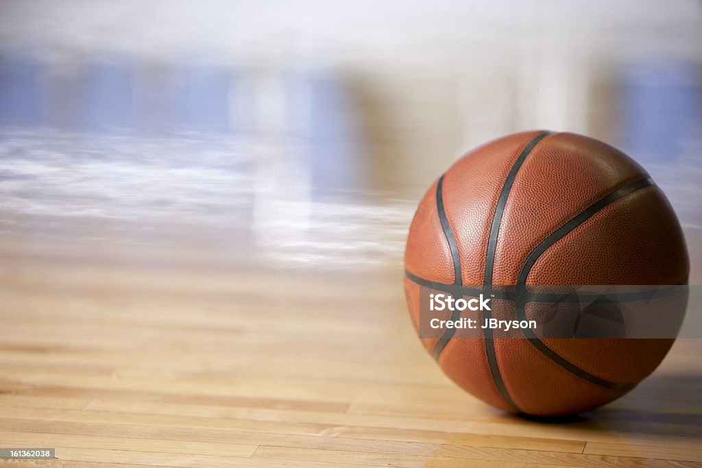 Gros plan d'étage de basket sur la cour - Photo de Basket-ball libre de droits