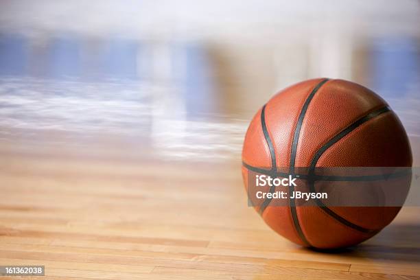 Photo libre de droit de Gros Plan Détage De Basket Sur La Cour banque d'images et plus d'images libres de droit de Basket-ball - Basket-ball, Ballon de basket, Prise de vue en intérieur