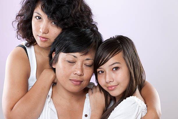 pessoas reais: cabeça ombros família asiática mãe e filhas - real people indoors studio shot head and shoulders imagens e fotografias de stock