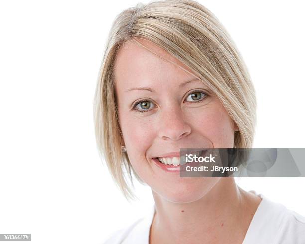 本物の名様ヘッドショルダー笑顔白人大人の女性 - 1人のストックフォトや画像を多数ご用意 - 1人, 30-34歳, 30代