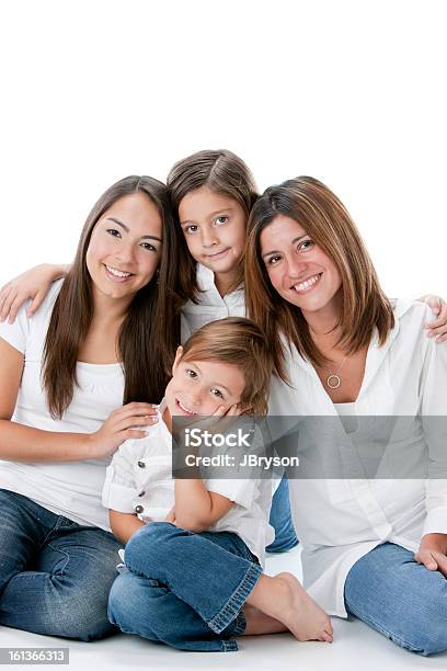 Gente Familia Hispana Madre E Hijas Adolescentes Niños Foto de stock y más banco de imágenes de 14-15 años