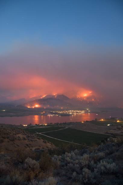 cielo arancione e giallo ardente causato da un incendio vicino al lago osoyoos, british columbia, canada - lake osoyoos foto e immagini stock