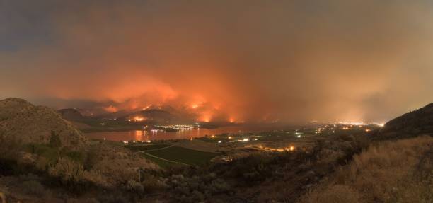 cielo arancione e giallo ardente causato da un incendio vicino al lago osoyoos, british columbia, canada - lake osoyoos foto e immagini stock