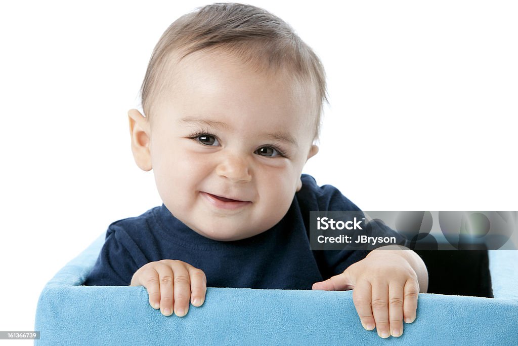 Persone vere: Ritratto caucasico bambino ragazzo giocando casella - Foto stock royalty-free di Bebé
