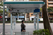 asiatische-chinesische-frau-wartet-von-bushaltestelle-in-taipeh-stadt.jpg?b=1&s=170x170&k=20&c=1fLEUxknDMmkRBWAcdsFiABcixsgxmGmiNal1Xfd8R0=