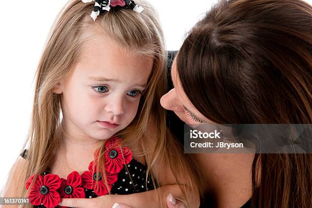 Photo libre de droit de Vraies Personnes Photo Caucasien Jeune Adulte Mère Réconfortant De Sa Fille banque d'images et plus d'images libres de droit de 2-3 ans