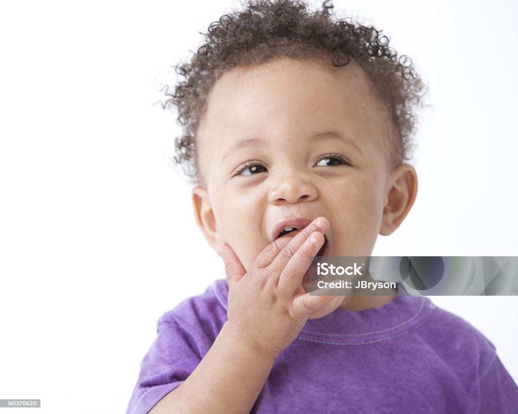 Gente: Negro Riendo niño afroamericano niño púrpura - Foto de stock de 12-17 meses libre de derechos