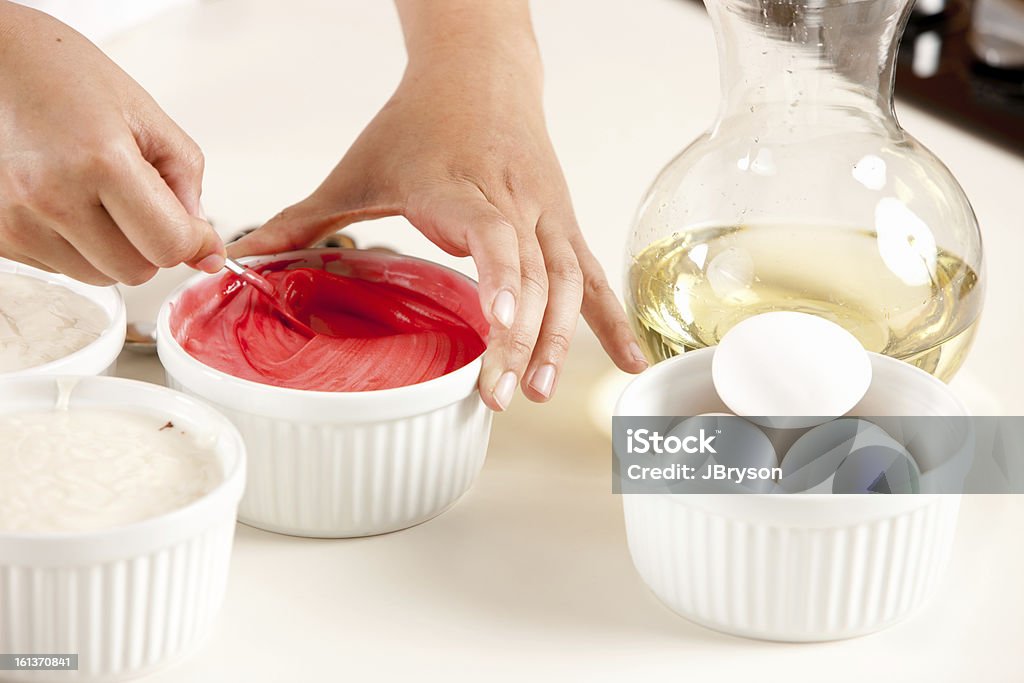 Gâteau arc-en-ciel: Chef, mélange de pâte préparer couches de couleurs rouge Dessert - Photo de Aliment libre de droits