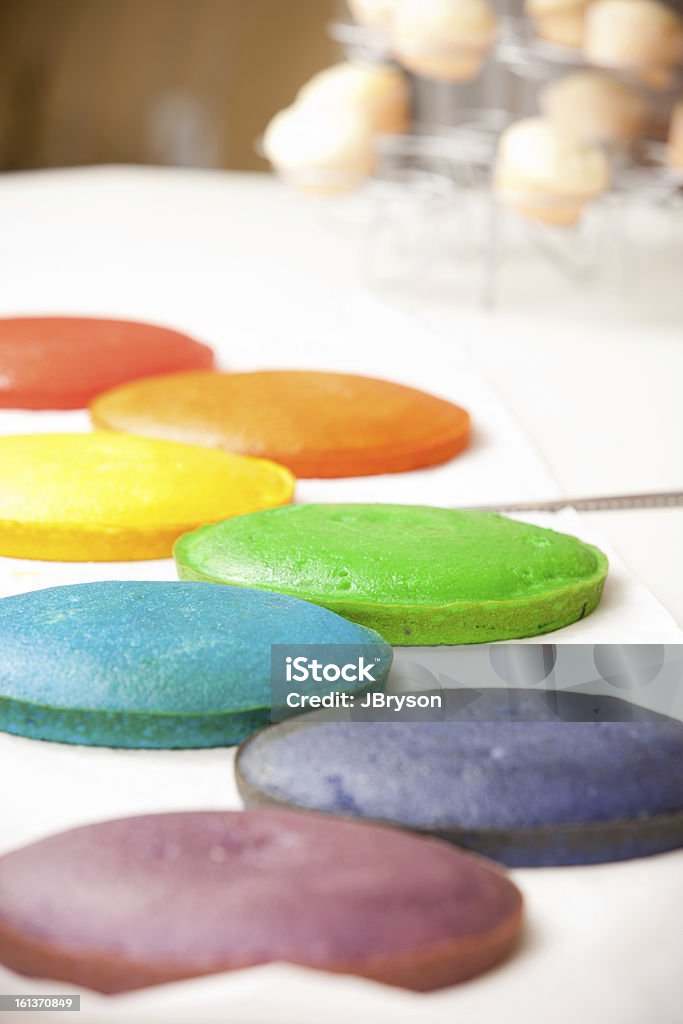 Gâteau arc-en-ciel: Coloré couches pour offrir des desserts tout juste sortis du four - Photo de Aliment libre de droits