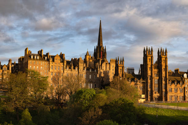 istock Edinburgh Old Town At Sunset In Scotland 1613740365
