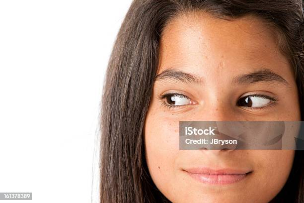 Hispanische Teen Mädchen Lächeln Und Looks Zu Seite Nahaufnahme Portrait Stockfoto und mehr Bilder von 14-15 Jahre