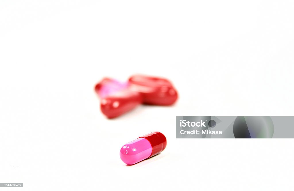 Pillole isolato su bianco - Foto stock royalty-free di Bianco