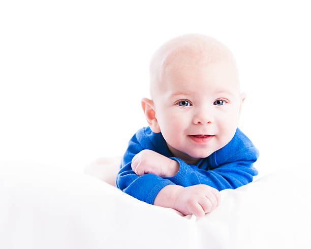 real bebés: caucasiano careca menino bebê pequeno grande olhos azuis - family large american culture fun imagens e fotografias de stock
