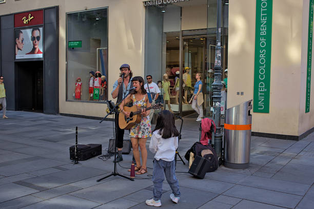 des musiciens non identifiés jouent et chantent dans la rue du centre historique de vienne. - vienna street musician music musician photos et images de collection