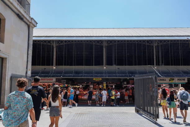 스페인 람블라 근처 바르셀로나의 유명한 식품 시장인 라 보케리아(la boqueria)의 음식 가판대 주변을 걷고 서 있는 사람들 - store street barcelona shopping mall 뉴스 사진 이미지