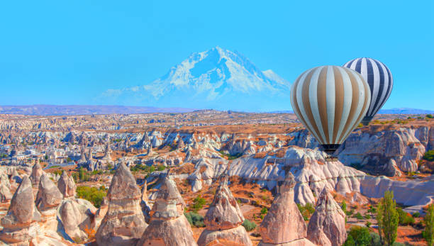 エルジエス山の隣、カッパドキア上空を飛ぶ熱気球 - ギョレメ、カッパドキア - ロックフードゥー ストックフォトと画像